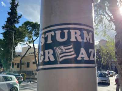 Il nostro viaggio fra le tifoserie di mezzo mondo finisce in via Di Tullio, nel quartiere Picone. Su un semaforo ecco lo sticker dello Sturm Graz, club austriaco vincitore a sorpresa dell�ultimo scudetto della Bundesliga